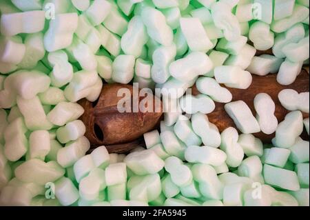 Chrudim, République tchèque. 23 avril 2021. Les employés du musée de la marionnette de Chrudim (MLK) ont emballé des expositions, le 23 avril 2021, à Chrudim, République tchèque, Pour la grande exposition représentative appelée secrets de la marionnette en bois au Musée d'Histoire de Séoul, Corée du Sud. Sur le côté droit se trouve Richard Matula, chef du département de la collecte. Crédit : Josef Vostarek/CTK photo/Alay Live News Banque D'Images