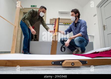 Chrudim, République tchèque. 23 avril 2021. Employés du musée de la marionnette de Chrudim (MLK), expositions de packs, le 23 avril 2021, à Chrudim, République tchèque, Pour la grande exposition représentative appelée secrets de la marionnette en bois au Musée d'Histoire de Séoul, Corée du Sud. Sur le côté droit se trouve Richard Matula, chef du département de la collecte. Crédit : Josef Vostarek/CTK photo/Alay Live News Banque D'Images