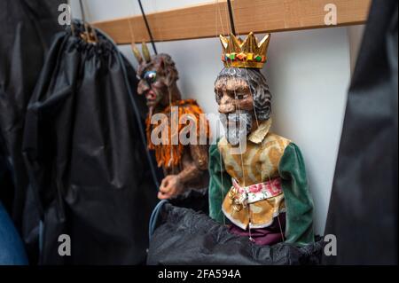 Chrudim, République tchèque. 23 avril 2021. Les employés du musée de la marionnette de Chrudim (MLK) ont emballé des expositions, le 23 avril 2021, à Chrudim, République tchèque, Pour la grande exposition représentative appelée secrets de la marionnette en bois au Musée d'Histoire de Séoul, Corée du Sud. Sur le côté droit se trouve Richard Matula, chef du département de la collecte. Crédit : Josef Vostarek/CTK photo/Alay Live News Banque D'Images