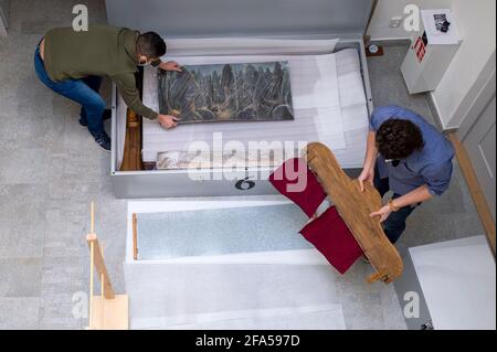 Chrudim, République tchèque. 23 avril 2021. Employés du musée de la marionnette de Chrudim (MLK), expositions de packs, le 23 avril 2021, à Chrudim, République tchèque, Pour la grande exposition représentative appelée secrets de la marionnette en bois au Musée d'Histoire de Séoul, Corée du Sud. Sur le côté droit se trouve Richard Matula, chef du département de la collecte. Crédit : Josef Vostarek/CTK photo/Alay Live News Banque D'Images