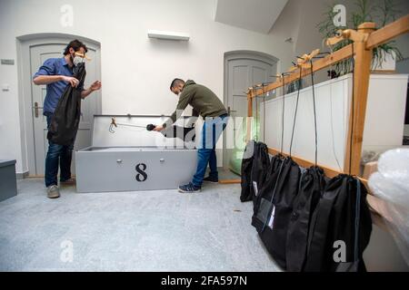 Chrudim, République tchèque. 23 avril 2021. Employés du musée de la marionnette de Chrudim (MLK), expositions de packs, le 23 avril 2021, à Chrudim, République tchèque, Pour la grande exposition représentative appelée secrets de la marionnette en bois au Musée d'Histoire de Séoul, Corée du Sud. Sur le côté gauche se trouve Richard Matula, chef du département de la collecte. Crédit : Josef Vostarek/CTK photo/Alay Live News Banque D'Images