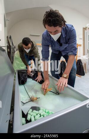 Chrudim, République tchèque. 23 avril 2021. Employés du musée de la marionnette de Chrudim (MLK), expositions de packs, le 23 avril 2021, à Chrudim, République tchèque, Pour la grande exposition représentative appelée secrets de la marionnette en bois au Musée d'Histoire de Séoul, Corée du Sud. Sur la droite se trouve Richard Matula, chef du département de la collecte. Crédit : Josef Vostarek/CTK photo/Alay Live News Banque D'Images