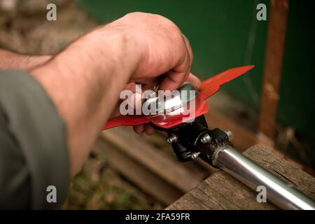 le coupe-herbe se prépare à travailler sur les terres agricoles de printemps Banque D'Images