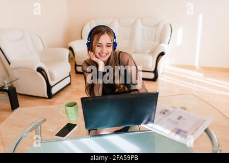 Image rapprochée d'une jeune femme professionnelle à l'aide d'un ordinateur portable, femme d'affaires travaillant à la maison via un ordinateur portable Banque D'Images