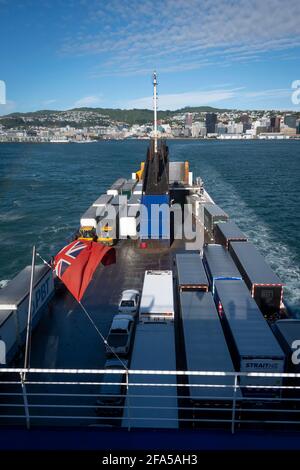 Camions sur le ferry du détroit de Bluebridge Cook dans le port de Wellington, Île du Nord, Nouvelle-Zélande Banque D'Images