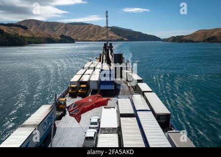 Camions sur le ferry du détroit de Bluebridge Cook dans les Marlborough Sounds, South Island, Nouvelle-Zélande Banque D'Images