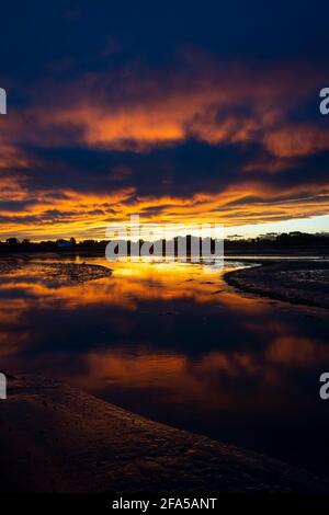 Coucher de soleil sur l'estuaire de la rivière Ashley, Waikuku Beach, Canterbury, South Island, Nouvelle-Zélande Banque D'Images