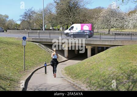 Une coureuse prend un passage souterrain pour piétons à Tibbbets Corner, Putney, Londres, Royaume-Uni. Le rond-point et les routes piétonnières se trouvent au-dessus du passage inférieur de l'A3. Banque D'Images