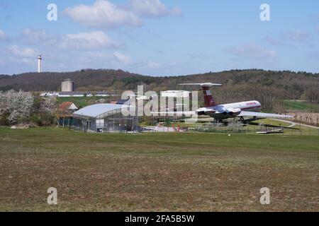 Gollenberg, Allemagne. 23 avril 2021. La 'Lady Agnes', Ilyushin 62 de la compagnie aérienne Interflug, se dresse à l'aérodrome de Stölln/Rhinow. L'avion de transport de passagers, construit en 1973, avait atterri le 23 octobre 1989 sur une piste d'atterrissage de seulement 800 mètres de long. Credit: Jörg Carstensen/dpa/Alay Live News Banque D'Images