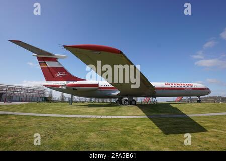 Gollenberg, Allemagne. 23 avril 2021. La 'Lady Agnes', Ilyushin 62 de la compagnie aérienne Interflug, se dresse à l'aérodrome de Stölln/Rhinow. L'avion de transport de passagers, construit en 1973, avait atterri le 23 octobre 1989 sur une piste d'atterrissage de seulement 800 mètres de long. Credit: Jörg Carstensen/dpa/Alay Live News Banque D'Images