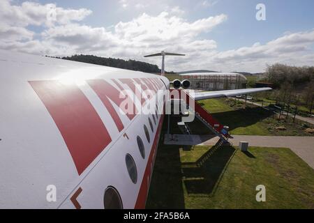 Gollenberg, Allemagne. 23 avril 2021. La 'Lady Agnes', Ilyushin 62 de la compagnie aérienne Interflug, se dresse à l'aérodrome de Stölln/Rhinow. L'avion de transport de passagers, construit en 1973, avait atterri le 23 octobre 1989 sur une piste d'atterrissage de seulement 800 mètres de long. Credit: Jörg Carstensen/dpa/Alay Live News Banque D'Images