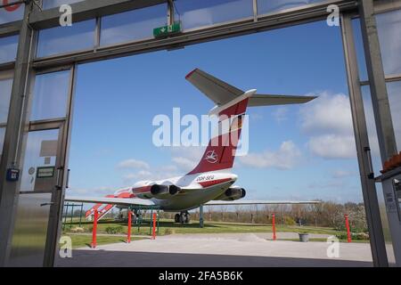 Gollenberg, Allemagne. 23 avril 2021. La 'Lady Agnes', Ilyushin 62 de la compagnie aérienne Interflug, se dresse à l'aérodrome de Stölln/Rhinow. L'avion de transport de passagers, construit en 1973, avait atterri le 23 octobre 1989 sur une piste d'atterrissage de seulement 800 mètres de long. Credit: Jörg Carstensen/dpa/Alay Live News Banque D'Images