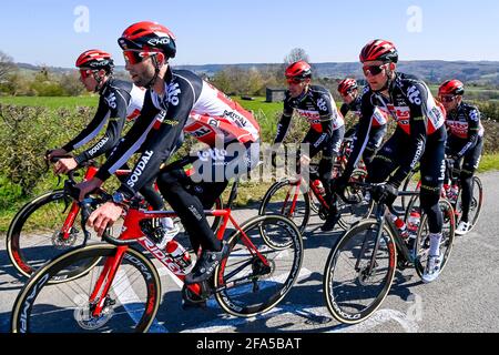 Lotto Soudal riders avec le belge Philippe Gilbert de Lotto Soudal Et le Belge Tim Wellens de Lotto Soudal photographié en action pendant la piste de reconnai Banque D'Images