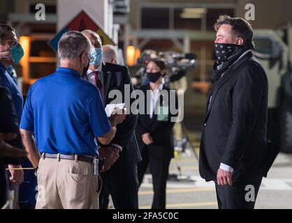 Kennedy Space Station, Floride, États-Unis. 23 2021 avril : L'Administratrice par intérim de la NASA Steve Jurczyk, back centre, et l'ingénieur en chef de SpaceX Elon Musk, à droite, parlent avec l'astronaute de la NASA Bob Benkhen avant l'équipage 2 des astronautes de la NASA Shane Kimbrough et Megan McArthur, l'astronaute de l'ESA Thomas Pesquet et l'astronaute de l'Agence japonaise d'exploration aérospatiale Akihiko Hoshihide crédit, Neil A. départ : dpa Picture Alliance/Alay Live News Banque D'Images