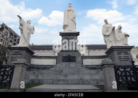 KIEV, UKRAINE - le 22 AVRIL 2021 - le monument à la princesse Olga de Kiev, Saint Andrew le premier-appelé et Saints Cyril et Methodius est situé dans My Banque D'Images