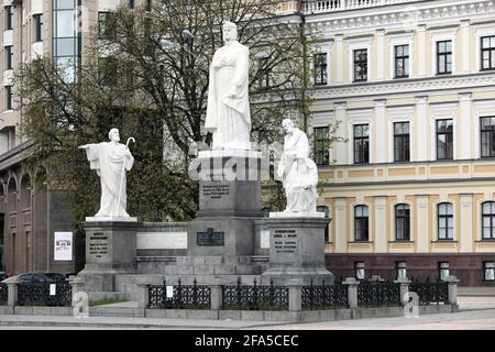 KIEV, UKRAINE - le 22 AVRIL 2021 - le monument à la princesse Olga de Kiev, Saint Andrew le premier-appelé et Saints Cyril et Methodius est situé dans My Banque D'Images