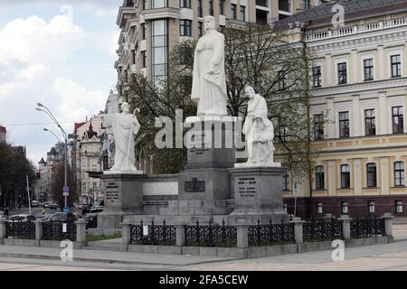 KIEV, UKRAINE - le 22 AVRIL 2021 - le monument à la princesse Olga de Kiev, Saint Andrew le premier-appelé et Saints Cyril et Methodius est situé dans My Banque D'Images