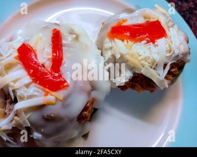 Zapallitos (variété Argentine de citrouille) fourré de viande hachée et couvert de fromage mozzarella Banque D'Images