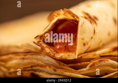 Crêpes russes traditionnelles avec caviar au saumon rouge. Semaine Shrovetide de la réunion du printemps. Voir l'hiver. Gros plan, mise au point sélective. Banque D'Images