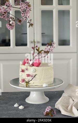 Gateau D Anniversaire De Printemps Decore De Fleurs Et D Un Verre De Vin Photo Stock Alamy