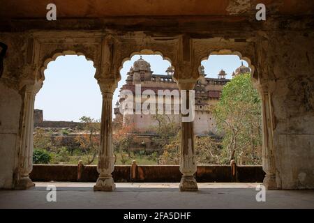 Détail du Palais Rai Praveen Mahal avec le Palais Jahangir Mahal en arrière-plan à Orcha., Madhya Pradesh, Inde. Banque D'Images