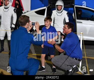 Kennedy Space Center, Floride. Vendredi 23 avril 2021 : l'astronaute de la NASA Megan McArthur a pris une photo de famille avec son mari, l'astronaute Bob Behnken (r) et leur fils au Kennedy Space Center, en Floride, le vendredi 23 avril 2021. McArthur est affecté comme pilote pour la deuxième mission opérationnelle à la Station spatiale internationale. Photo de Joe Marino/UPI crédit: UPI/Alay Live News Banque D'Images