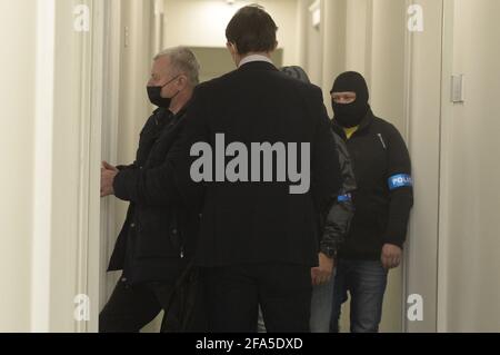 Prague, République tchèque. 23 avril 2021. L'un des cinq Tchèques accusés, à gauche, arrive au tribunal de district de Prague 5, République tchèque, le 23 avril 2021. Le procureur de l'État a proposé de mettre en détention trois des cinq Tchèques que la police a arrêtés car ces hommes sont soupçonnés de combattre en Ukraine orientale pour la République populaire de Donetsk autoproclamée. Crédit : Katerina Sulova/CTK photo/Alamy Live News Banque D'Images