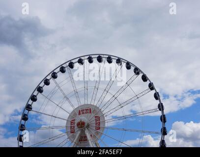 GDANSK, POLOGNE - 22 septembre 2015 : grande roue d'exposition avec le logo Tyskie au centre-ville Banque D'Images