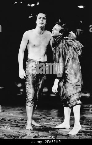 Roger Allam (Oberon), David Whitaker (Puck) dans UNE NUIT D'ÉTÉ rêve de Shakespeare dans la Royal Shakespeare Company (RSC) / NatWest 1983/84 Tour Set design: Bob Crowley costumes: Priscilla Truett éclairage: Brian Harris combats: Malcolm Ranson réalisateur: Sheila Hancock Banque D'Images