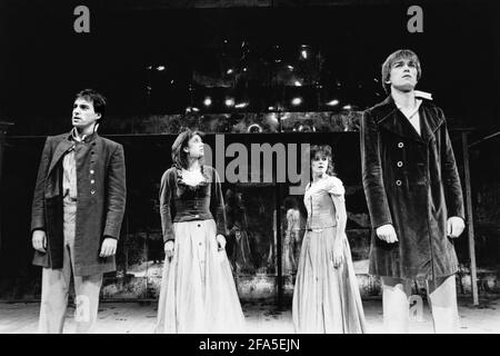 Les amoureux, l-r: Christopher Baines (Demetrius), Katharine Rogers (Helena), Amanda Root (Hermia), James Simmons (Lysander) dans UN RÊVE DE MI-ÉTÉ par Shakespeare dans la Royal Shakespeare Company (RSC) NatWest 1983/84 Tour Design: Bob Crowley costumes: Priscilla Truett éclairage: Brian Harris combats: Malcolm Hancock réalisateur: Sheila Hancock Banque D'Images