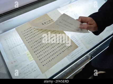 (210423) -- CHENGDU, 23 avril 2021 (Xinhua) -- Yang Wuneng présente ses manuscrits dans une zone d'exposition dédiée à ses réalisations en traduction à la bibliothèque de Chongqing, dans la municipalité de Chongqing, dans le sud-ouest de la Chine, le 18 avril 2021. Au cours d'une carrière qui s'étend sur plus de 60 ans, Yang Wuneng a traduit 31 classiques allemands en chinois, dont 'Faust', 'Selected Poems of Heinrich Heine' et 'Immensee.' Beaucoup de ses traductions sont encore des BEST-sellers dans certaines librairies. Sa traduction de « Grimms » Fairy Tales », par exemple, est populaire auprès des lecteurs chinois depuis de nombreuses générations. Banque D'Images