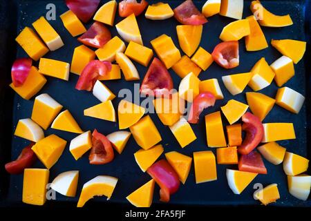 Courge musquée et poivron rouge hachés, préparés et étalé sur une plaque de cuisson lèchefrite à rôtir au four UK KATHY DEWITT Banque D'Images