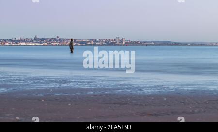 Marée haute à un autre endroit, l'installation artistique sur la plage de Crosby près de Liverpool a constitué 100 statues Iron Men créées par Antony Gormley. C'était c Banque D'Images