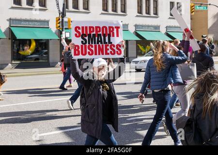 CENTRE-VILLE DE VANCOUVER, C.-B., CANADA - 02 avril 2021 : les manifestants anti-verrouillage manifestent contre les fermetures de restaurants imposées par le gouvernement afin de ralentir Banque D'Images