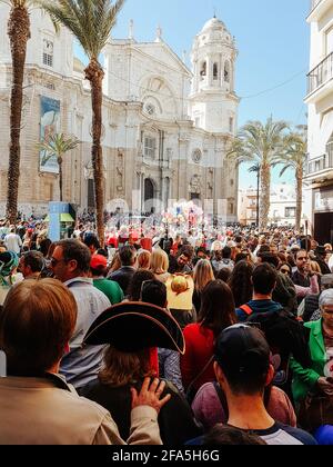 Cadix, ESPAGNE - 03 mars 2019 : place de la cathédrale de cadix, pleine de personnes en costume pendant la saison du carnaval Banque D'Images