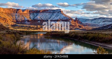 Les Fisher Towers sont une impressionnante formation de grès rouge dans la vallée de la rivière Colorado près de Moab, Utah, États-Unis Banque D'Images