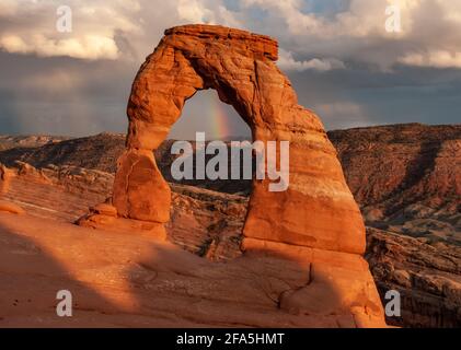 Delicate Arch est le point fort du parc national d'Arches dans l'Utah, aux États-Unis. Banque D'Images