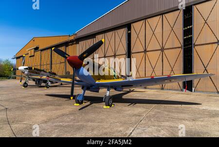 Avion de chasse d'époque de la Seconde Guerre mondiale exposé au Musée impérial de la guerre (IWM) Duxford Cambridgeshire Royaume-Uni - Spitfire MkVc et North American P-51D Mustang. Banque D'Images