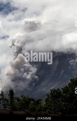 Yogyakarta. 23 avril 2021. La photo prise le 23 avril 2021 montre des exfoces de fumée blanche du Mont Merapi, vues de Sleman à Yogyakarta, Indonésie. Crédit: Priyo Utomo/Xinhua/Alay Live News Banque D'Images