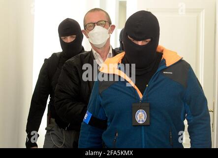 Prague, République tchèque. 23 avril 2021. Premysl Ivan Hadrava, au centre, l'un des cinq Tchèques accusés arrive au tribunal de district de Prague 5, République tchèque, le 23 avril 2021. Le procureur de l'État a proposé de mettre en détention trois des cinq Tchèques que la police a arrêtés car ces hommes sont soupçonnés de combattre en Ukraine orientale pour la République populaire de Donetsk autoproclamée. Crédit : Katerina Sulova/CTK photo/Alamy Live News Banque D'Images