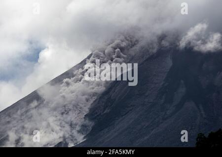 Yogyakarta. 23 avril 2021. La photo prise le 23 avril 2021 montre des exfoces de fumée blanche du Mont Merapi, vues de Sleman à Yogyakarta, Indonésie. Crédit: Priyo Utomo/Xinhua/Alay Live News Banque D'Images