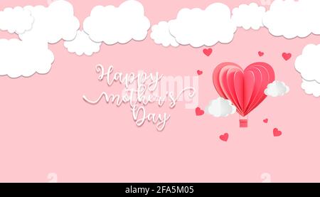 Joyeux jour de mère calligraphie fond. Carte de vœux Happy Mothers Day avec nuages en papier 3d et ballon à air chaud en forme de coeur Banque D'Images