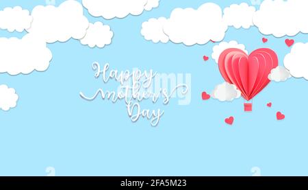 Joyeux jour de mère calligraphie fond. Carte de vœux Happy Mothers Day avec nuages en papier 3d et ballon à air chaud en forme de coeur Banque D'Images