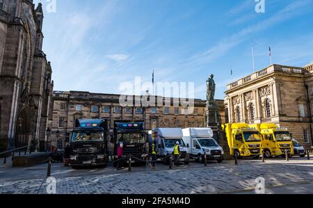 Edinburgh, Écosse, Royaume-Uni.23rd avril 2021.Tournage sur la place du Parlement : un drame d'époque est filmé avec des voitures d'époque et des véhicules de police considérés comme Un scandale très britannique sur la duchesse d'Argyll Banque D'Images