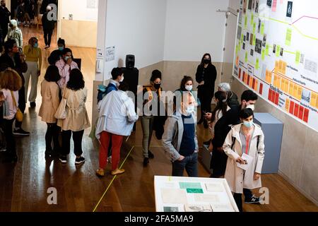 Porto, Portugal. 22 avril 2021. Les visiteurs portant des masques assistent à l'exposition inaugurale du Musée d'art contemporain de Serralves pour un scénario à être - généalogies de la danse comme pratique artistique au Portugal est une exposition collective par Ana Bigotte Vieira, Carlos Manuel Oliveira e João dos Santos Martins hébergé au Musée Serralves intégré dans le DDD - Festival Dias da Dança. Crédit : SOPA Images Limited/Alamy Live News Banque D'Images