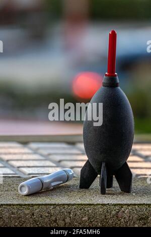 Plan vertical d'une poire souffleuse en forme de fusée et d'une brosse, pour le nettoyage de l'air des objets photographiques Banque D'Images