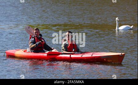 Deux kayakistes parcourent la Tamise à Kingston upon Thames, Surrey. Date de la photo: Vendredi 23 avril 2021. Banque D'Images