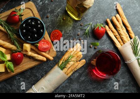 Bâtonnets de Grissini, en-cas et vin sur fond noir fumé Banque D'Images