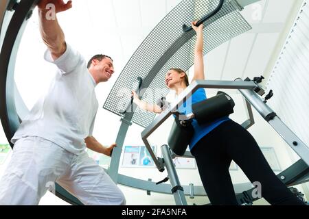 Curl - Espace libre de faire des exercices physiques avec son thérapeute Banque D'Images