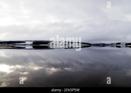 Journée d'hiver au Derwent Reservoir à la frontière de Northumberland et du comté de Durham en Angleterre. Derwent Waterside Park propose des sentiers de randonnée et de vélo. Banque D'Images